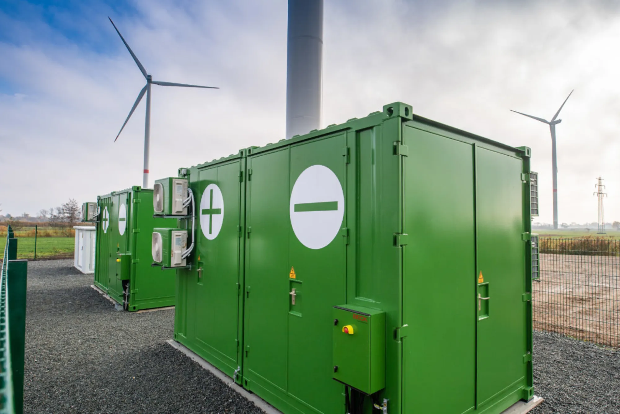 The Impact of Large-Scale Energy Storage on Reducing Carbon Emissions